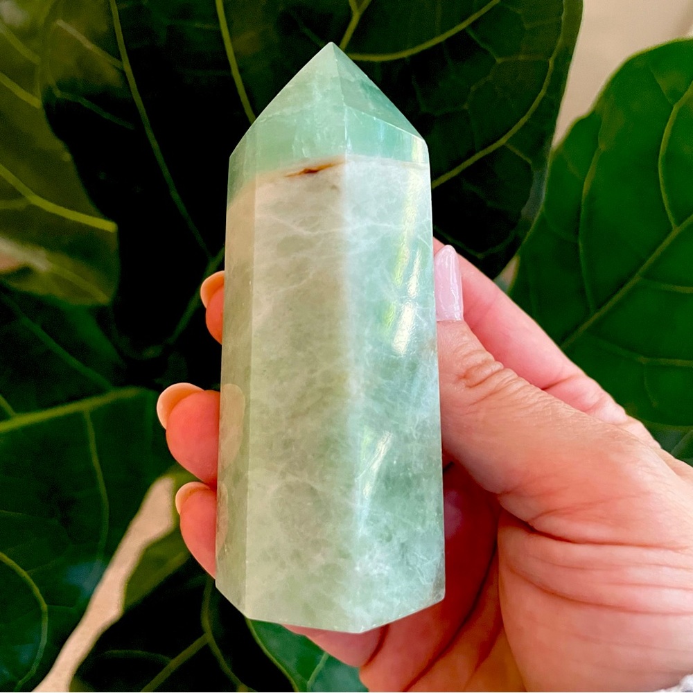 Green UV reactive fluorite with yttrium polished tower